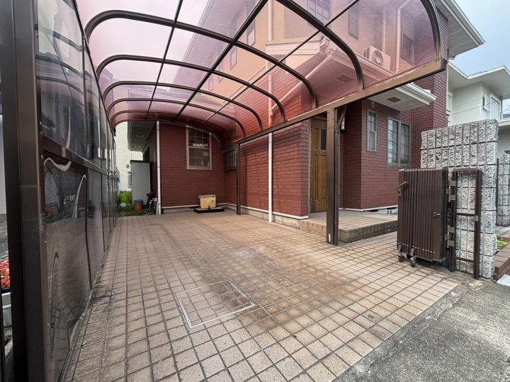 車庫部分にカーポートございます。