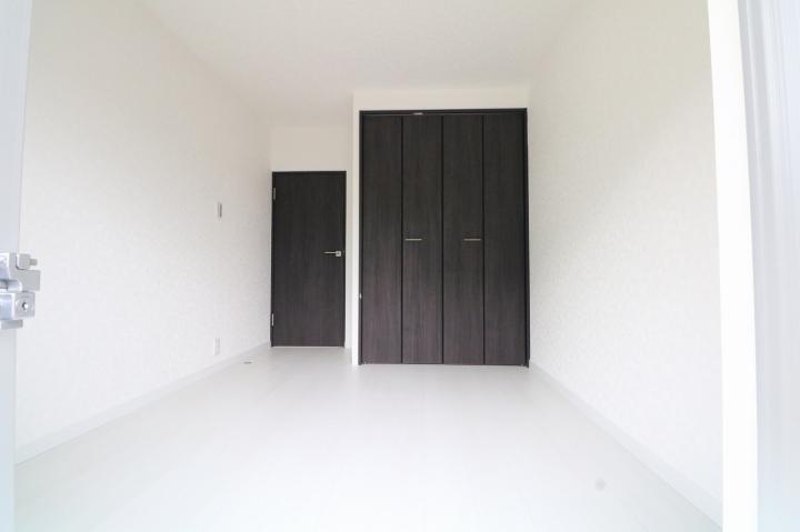 バルコニーに面した4.5帖の洋室です。