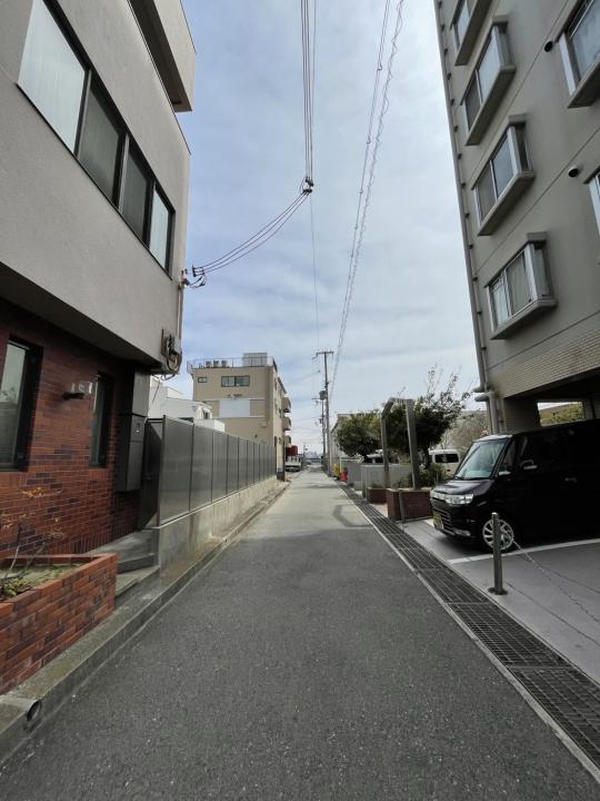 ■エントランス側道路は一方通行のため、交通量が少ないです