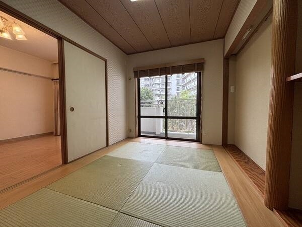 和室は約6帖。足を伸ばして寛いだり、お昼寝したり、洗濯物を畳んだり、多目的に使いやすいお部屋です。
