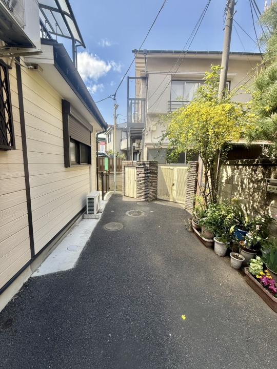 道路側から敷地側を撮影　※対象地は突き当りです