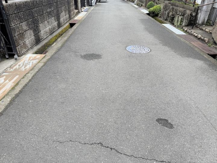 西側前面道路です。