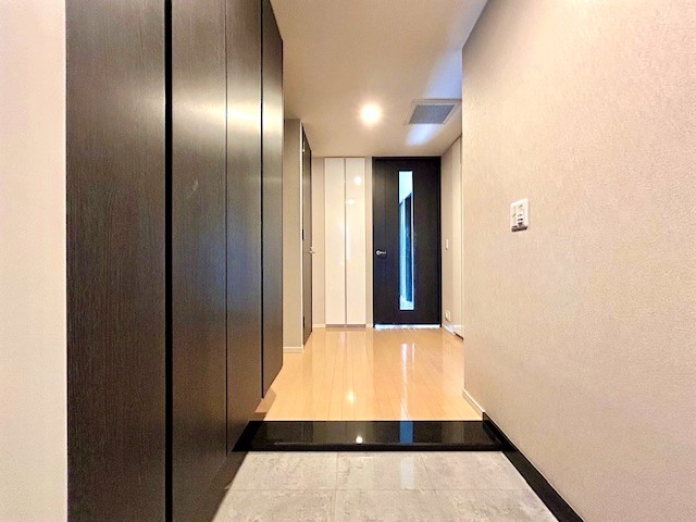 人感センサー照明の玄関