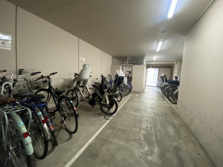 1階駐輪場部分です