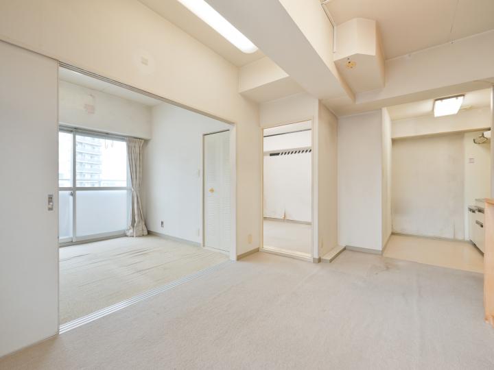 引き戸を開ければ奥行きのある空間となります