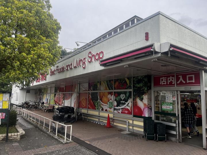スーパーの三和があります。