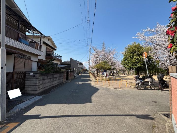 向かいに公園があります。