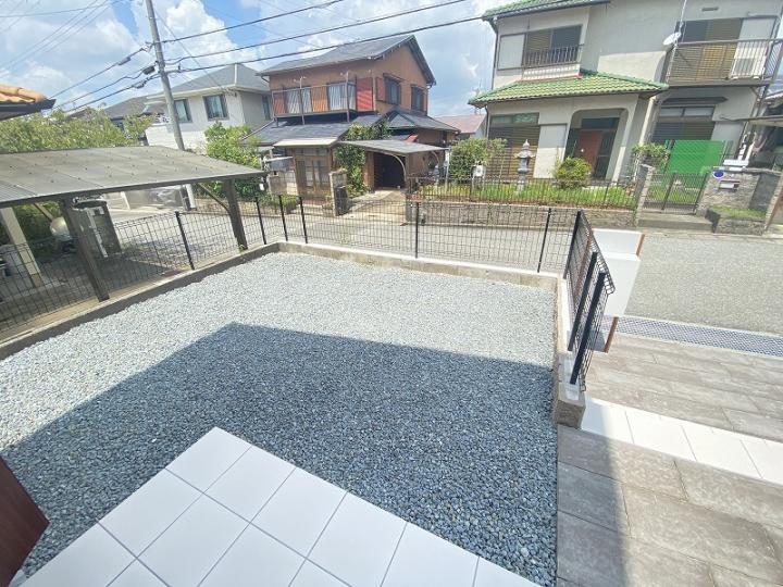 駐車場横のお庭