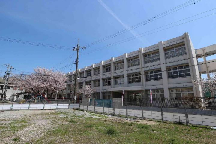 神津小学校へ徒歩６分（約４３０ｍ）
