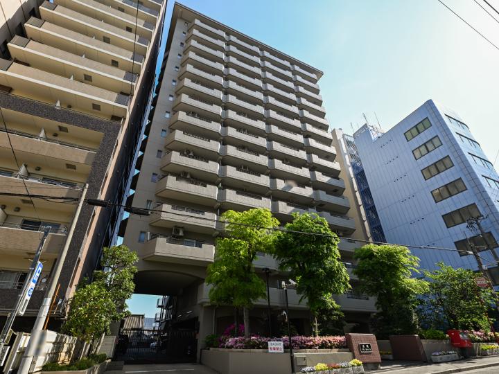 1982年建築、総戸数136戸のマンションです。谷町九丁目駅まで徒歩約1分！