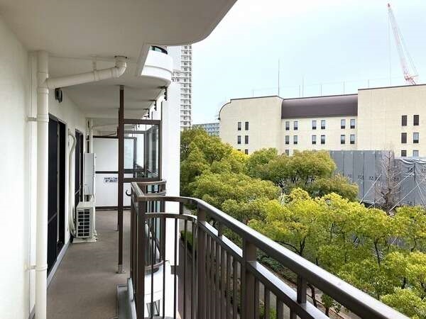 4階部分、陽当りの良い南向きバルコニーです。LDKと約5.8帖の洋室が面するワイドスパン設計です。