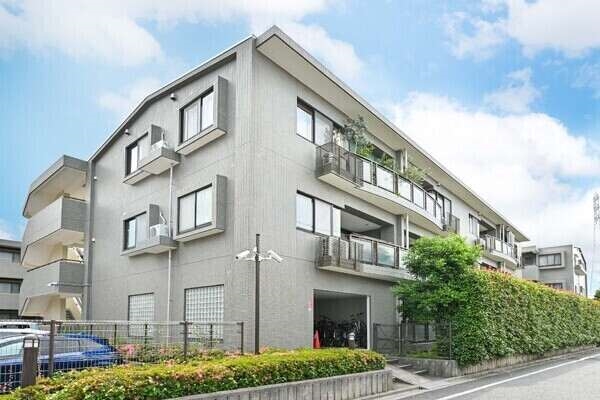 エントランスはオートロック付き。また、管理会社により日勤管理されており、防犯面に配慮されています。