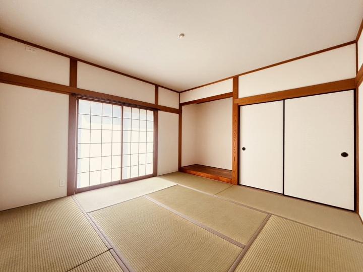 8畳の和室ございます。床の間もございます。