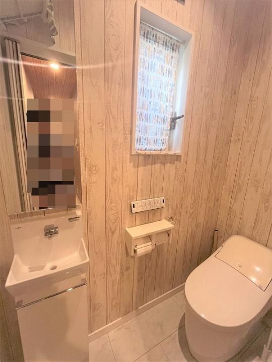 １階のトイレは手洗い付きです。