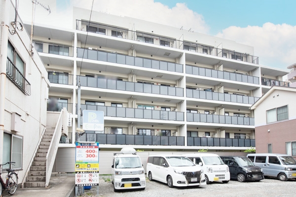 ３階、採光・通風に優れた３面開口の角住戸です