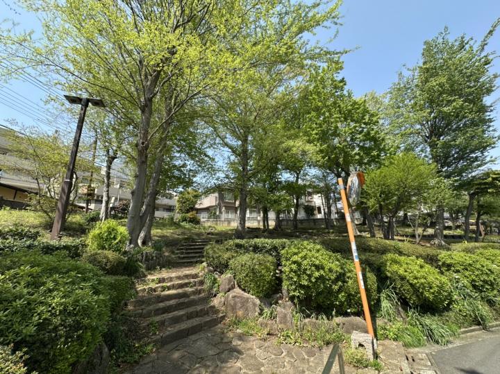 三鷹市立中原雑木林公園　約100ｍ（徒歩約2分）