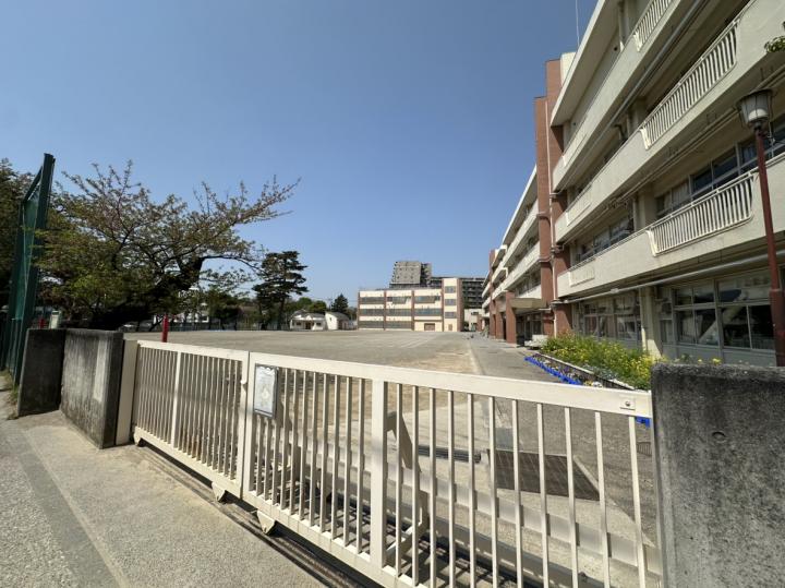 調布市立上ノ原小学校　約140ｍ（徒歩約2分）