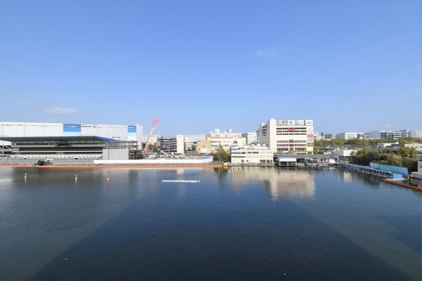 東側バルコニーからの眺望　高い建物が少ないため開放感があります