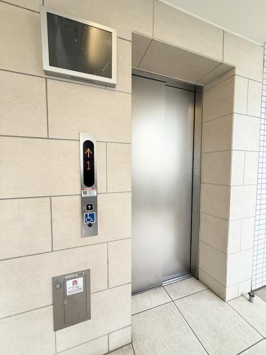 モニター付きエレベーター
