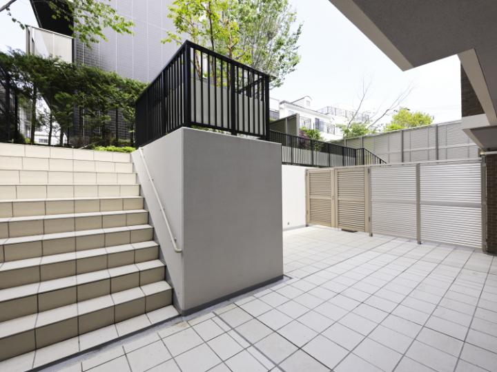 テラスと専用庭で７２.４７平米の広さ