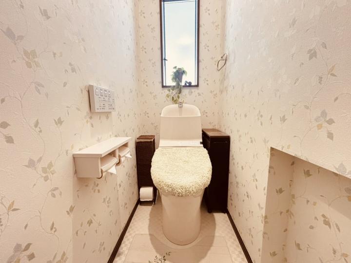 1階トイレです。温水洗浄便座です。