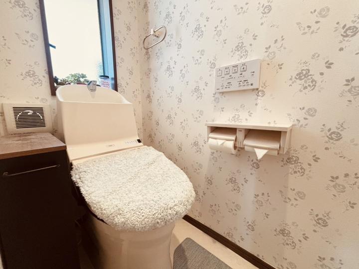 2階トイレです。温水洗浄便座です。