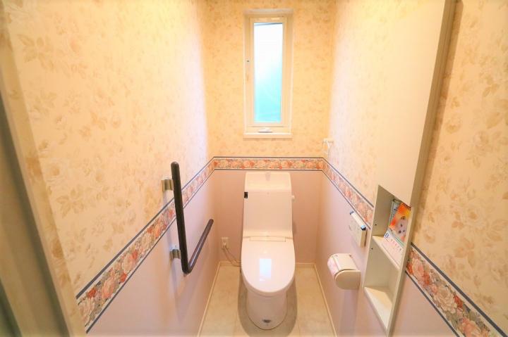 手すり付きの温水洗浄機能付きトイレです。