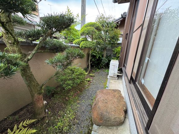 玄関横庭