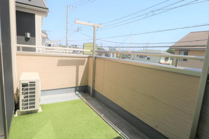 ２階東側７帖の洋室です。バルコニーに出られます。