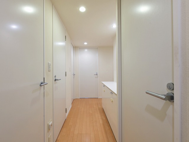 白を基調とした廊下
