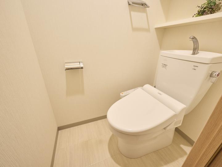 温水洗浄機能付きトイレです。