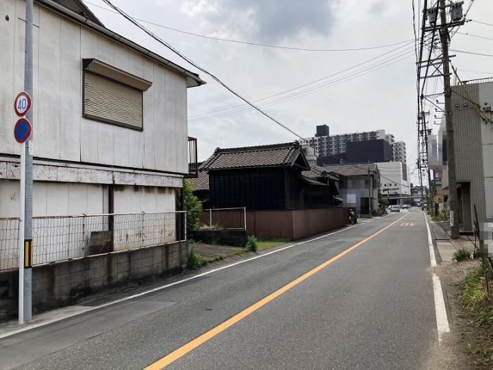 北西側公道約６．９ｍ