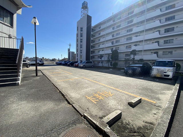来客用駐車場がございます。