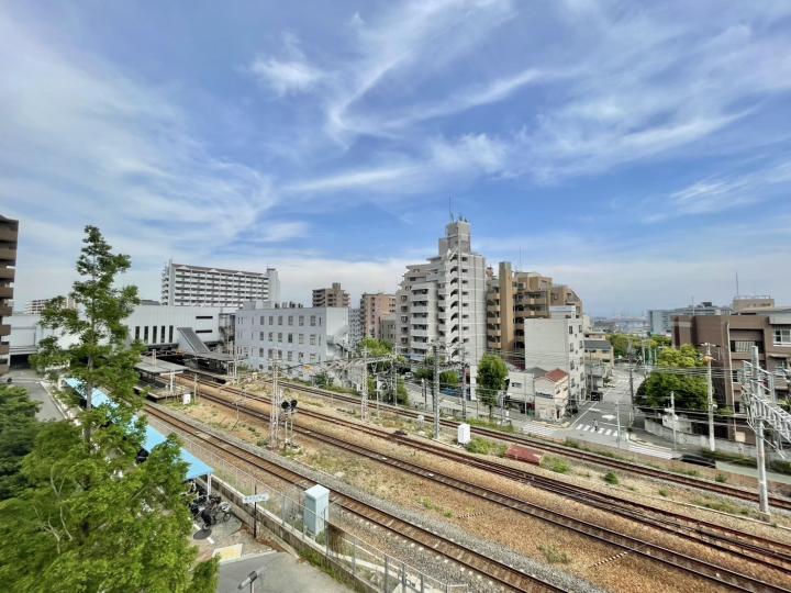 ■バルコニーからは東海道線「灘」駅が見えます