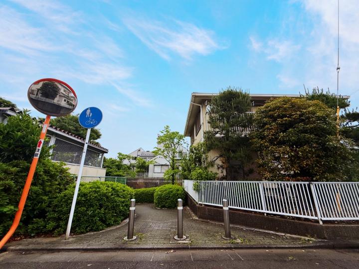 北西前面道路は歩行者専用となっております