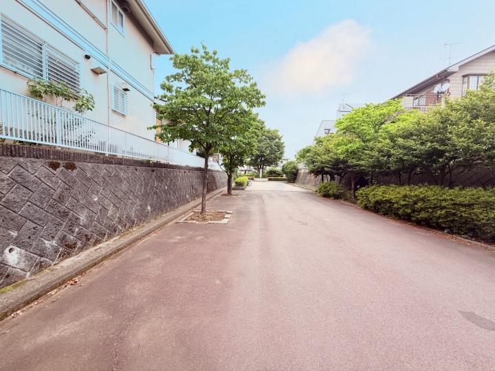 北東側幅員約10ｍです。※歩行者専用道路の為、車の通行はございません。