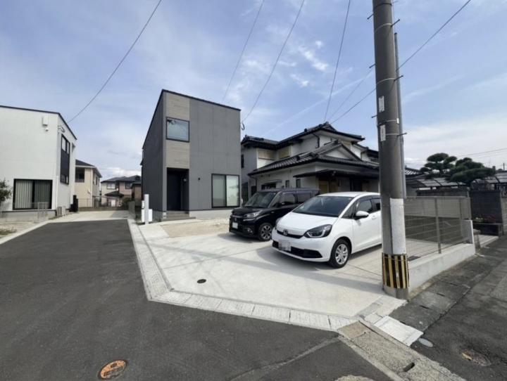 前面道路は、広いため駐車が苦手な方でも駐車がしやすくなっております。