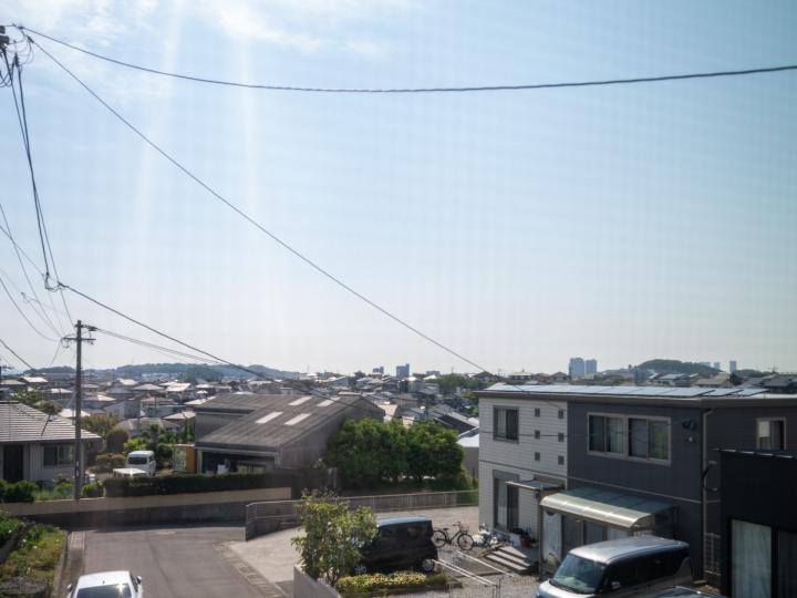 書斎スペースから見える景色。　高台に位置しており景色もよく見えます。