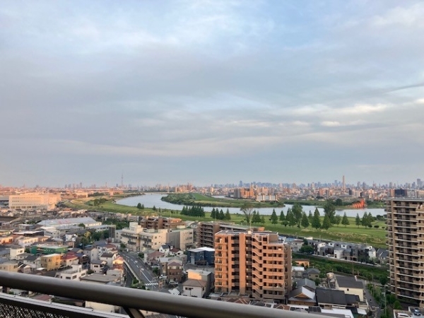 バルコニーからの眺望（東南方面）。荒川や隅田川が臨め、夜には都内の夜景が臨めます。