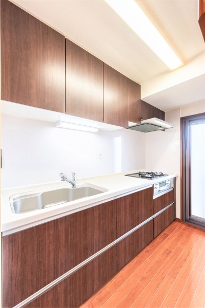 家事がしやすい2wayキッチン。勝手口あり。写真はCGで加工したリフォームイメージです。