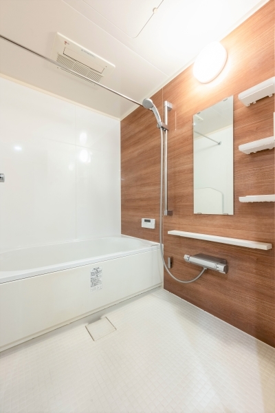 明るい清潔感のある浴室です。天候や季節に関係なく使用可能な浴室換気乾燥機付き。