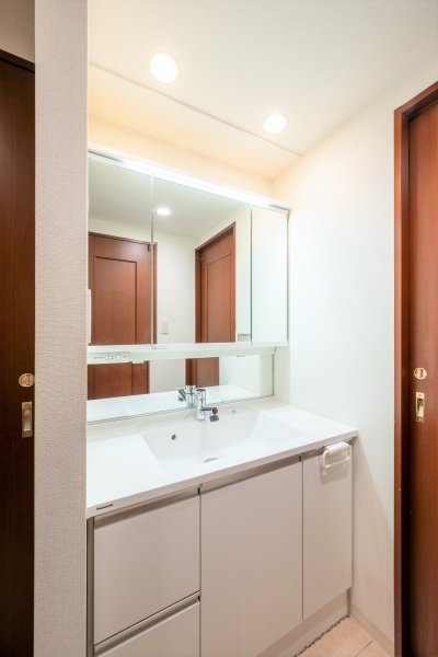 3面鏡が備わった洗面化粧台。ボウルとカウンターはお手入れのしやすい一体型です。