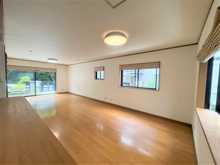 キッチンからはリビングを見渡せるのでお子様も安心