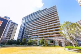 ＨＡＲＵＭＩ　ＦＬＡＧ　ＰＡＲＫ　ＶＩＬＬＡＧＥ　Ｂ棟の外観