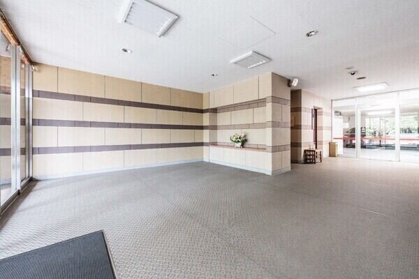 三菱地所コミュニティによって日勤管理されています。共用部は共用部は手入れが行き届き、清潔です。
