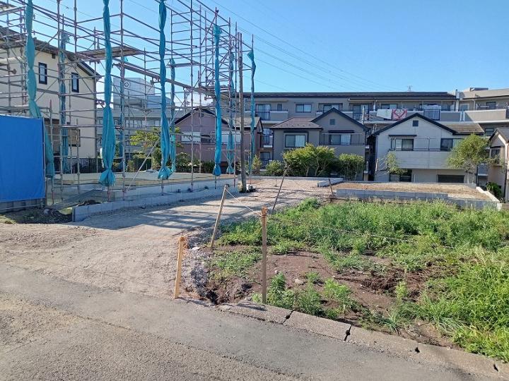 前面道路含む現地（建築中）