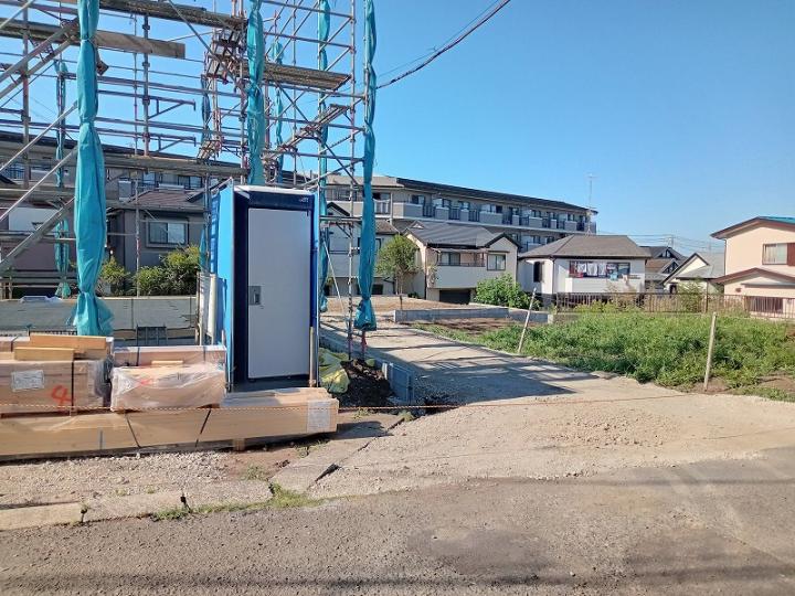 前面道路含む現地（建築中）