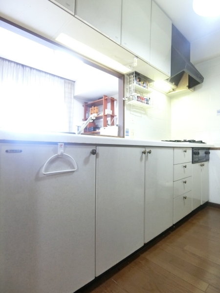 白を基調とした対面式キッチン　南向きで明るいです。