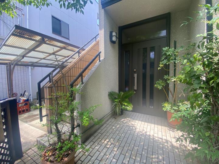 室内は1階部分、2・3階部分が別れており、外階段で繋がっております！