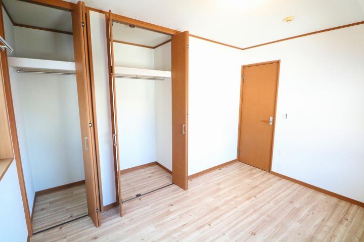 南西側に位置する約6帖の居室です。